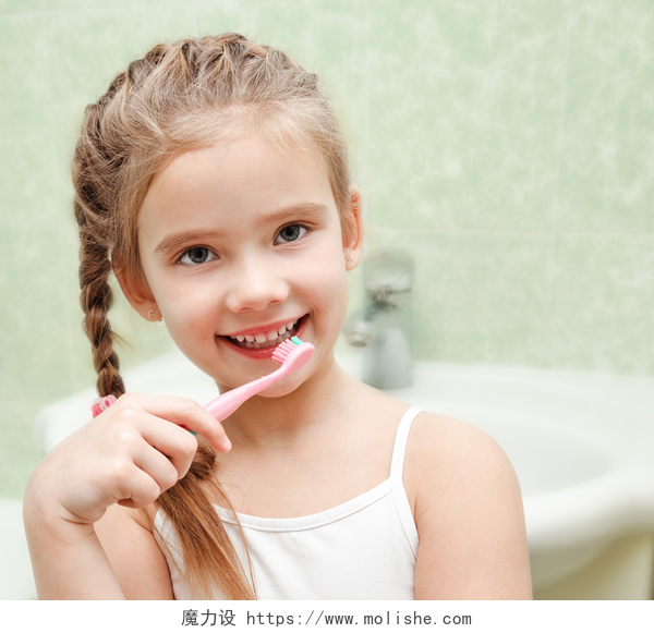 小女孩在浴室刷牙微笑的可爱小女孩刷牙 